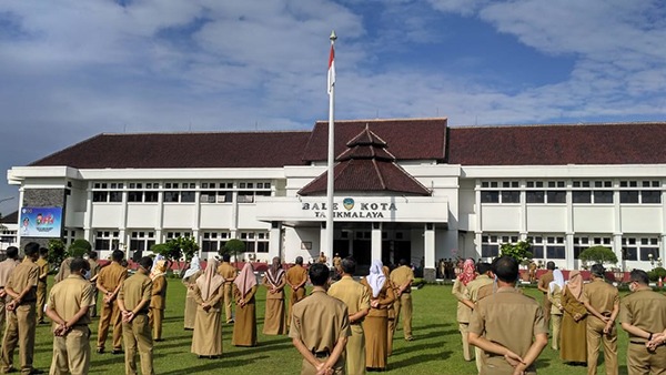 Judul: Misteri Hilangnya Pulpen Hitam: Apakah Ini Indikasi Maladministrasi atau Fenomena Supranatural?